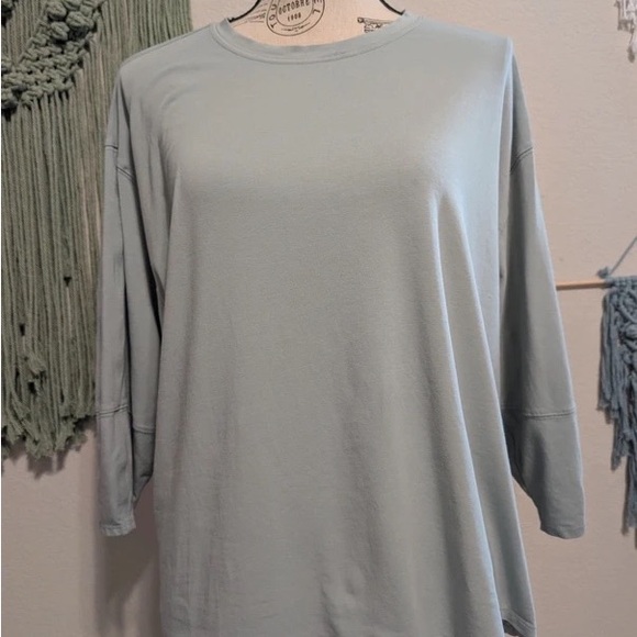 Tops - Relaxed Crewneck Women's Top in Light Blue